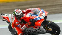 Pebalap Ducati, Jorge Lorenzo mengaku, kehilangan daya cengkaman ban belakang sehingga gagal meraih podium pada MotoGP Jepang yang berlangsung di Sirkuit Motegi, Minggu (15/10/2017). (dok. MotoGP)