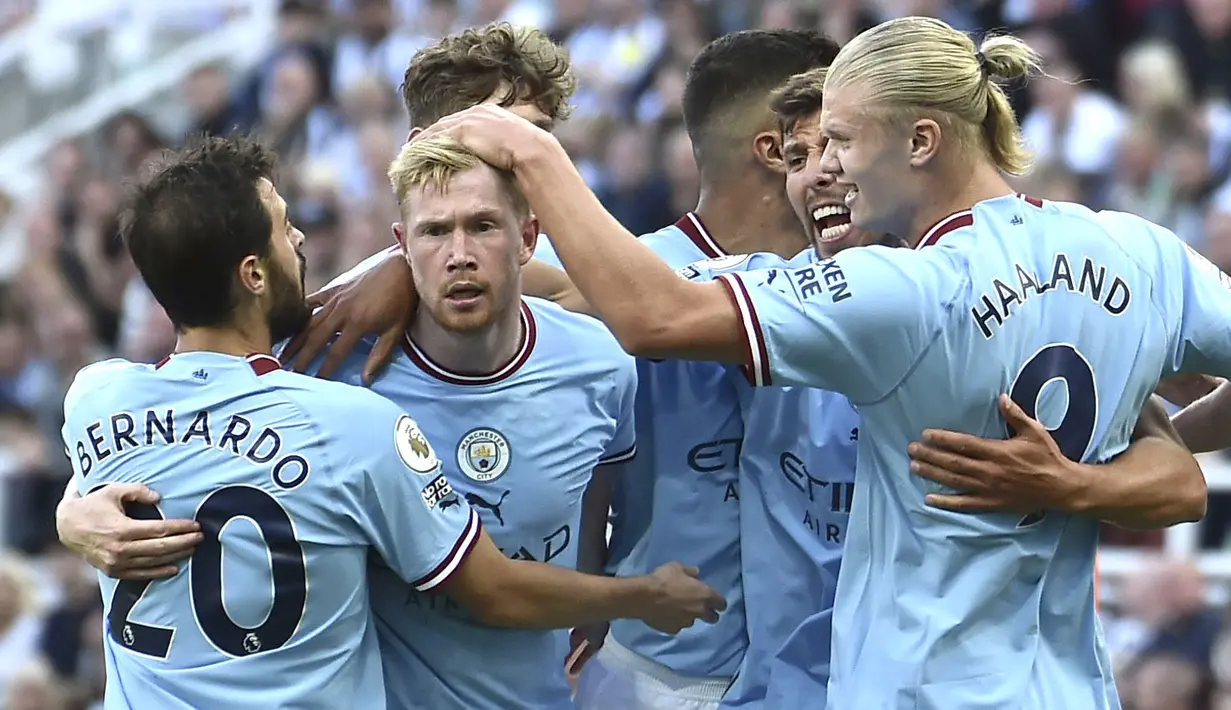 Kevin De Bruyne berperan penting sebagai motor permainan Manchester City saat bermain imbang 3-3 dengan Newcastle United. Ia tampak tenang saat menguasai bola dan dapat mendistribusikannya dengan baik. Awalnya, usahanya sempat kurang berhasil di babak pertama. Namun, setelah turun minum, De Bruyne mampu memainkan permainan dengan baik bahkan membuat asist cantik untuk gol penyeimbang Bernardo Silva pada menit ke-64. (AFP/Rui Vieira)