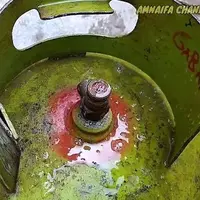 Cara Menambal Tabung Gas Bocor dengan Sabun Mandi (Image by Amnaifa Channel via Youtube.com).