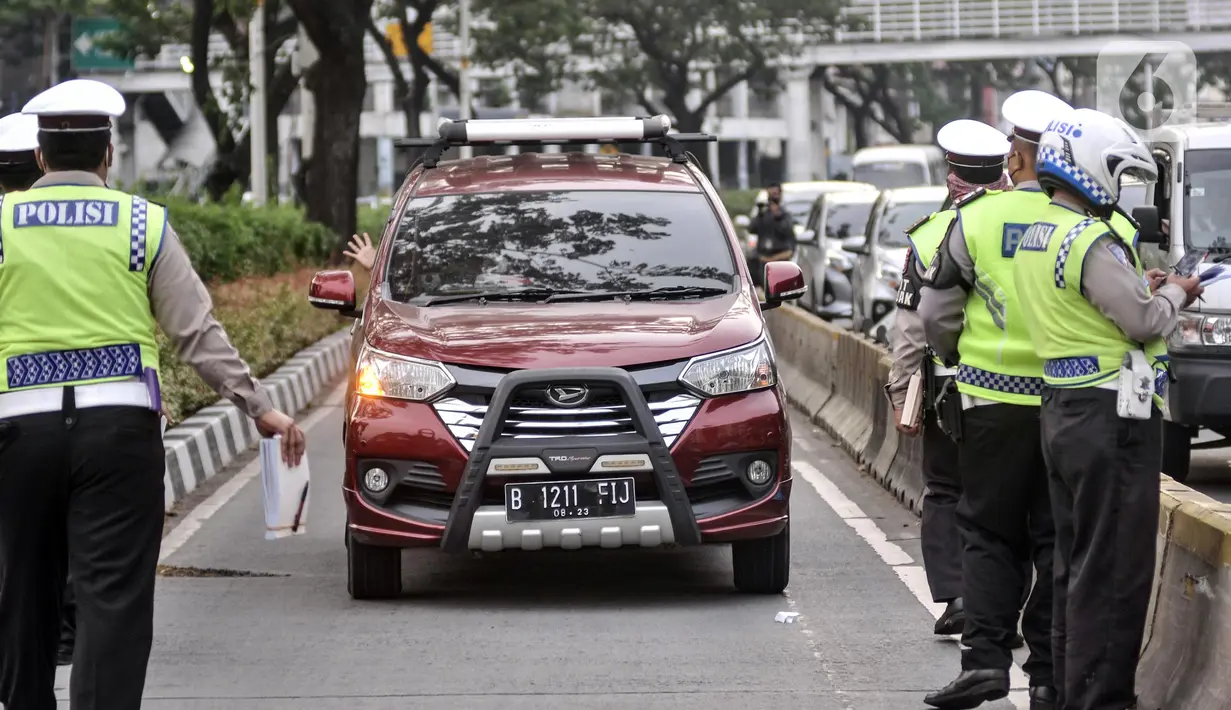 Anggota Satlantas Polres Metro Jakarta Pusat memberhentikan pengendara yang menerobos jalur Bus Transjakarta di Jalan Kramat Raya, Kecamatan Senen, Jakarta, Kamis (21/7/2022). Razia digelar untuk menindak para pengendara yang tidak disiplin demi menghindari kemacetan serta mencegah terjadi kecelakaan di jalur Bus Transjakarta. (merdeka.com/Iqbal S. Nugroho)