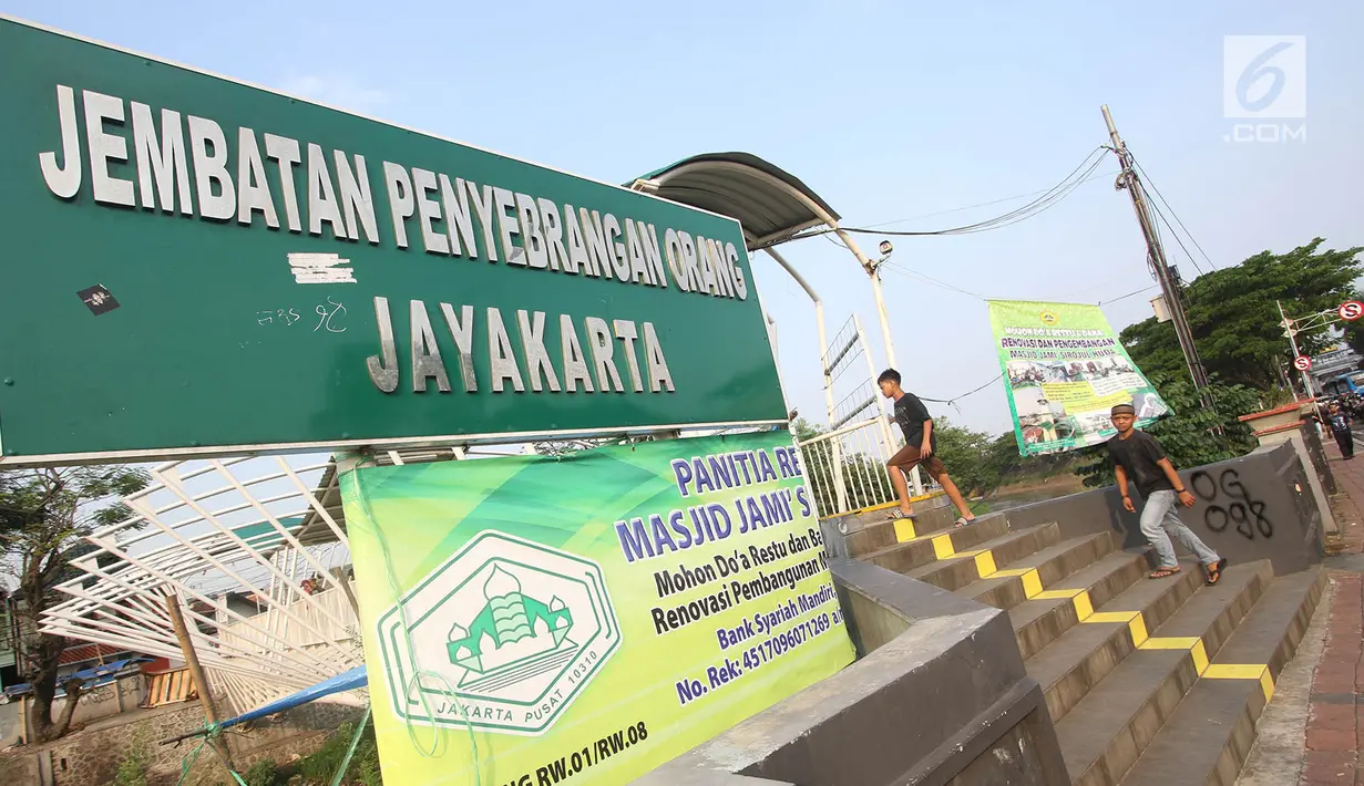 Plang papan Jembatan Penyeberangan Orang (JPO) Jayakarta yang terpampang, Jakarta Rabu (25/10). Untuk menjaga keamanan dan mencegah tawuran, warga memberlakukan jam buka tutup pada JPO tersebut. (Liputan6.com/Immanuel Antonius)