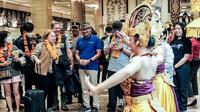 Menparekraf Sandiaga Uno Sambut Wisman Pertama Tahun Ini, Bali Ditargetkan Dikunjungi 4 Juta Wisman pada 2023. foto: dok. Kemenparekraf