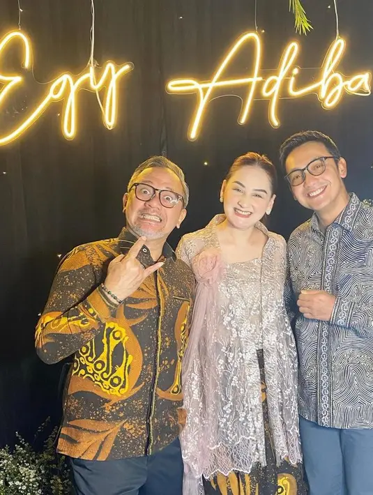 Mona Ratuliu turut hadir bersama suami. Ia tampil memesona mengenakan kebaya kutubaru warna pink pastel dengan aksen tulle bunga di bahu-nya. [@monaratuliu]