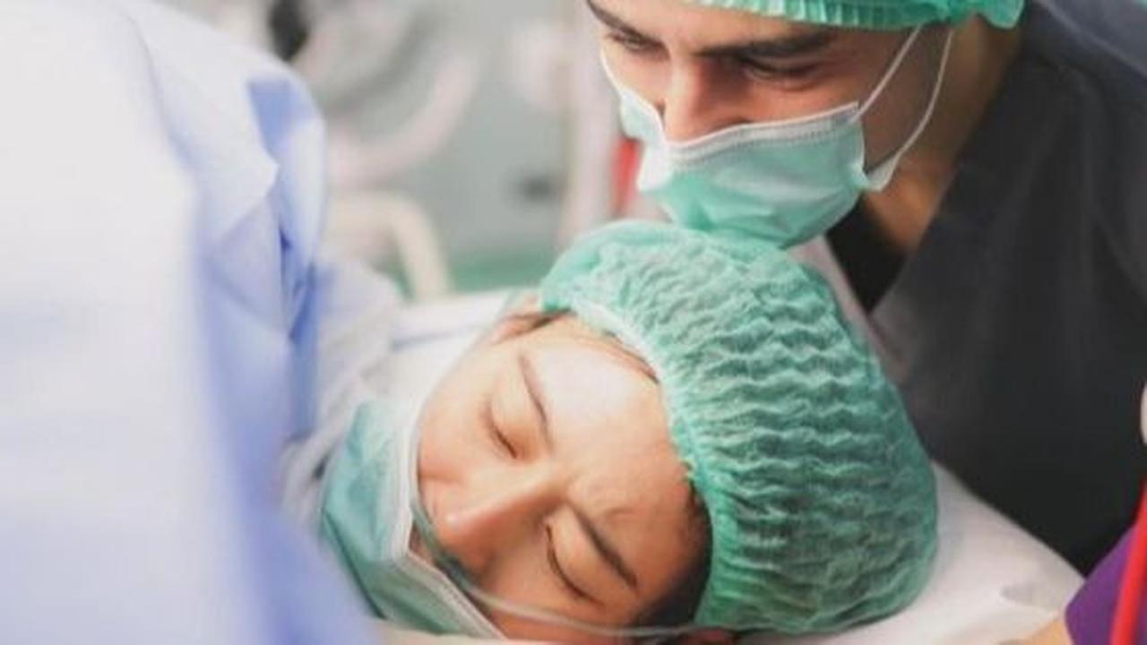 Laura Theux Melahirkan Anak Pertama, 8 Foto Indra Brotolaras Setia Dampingi Selama Proses Persalinan