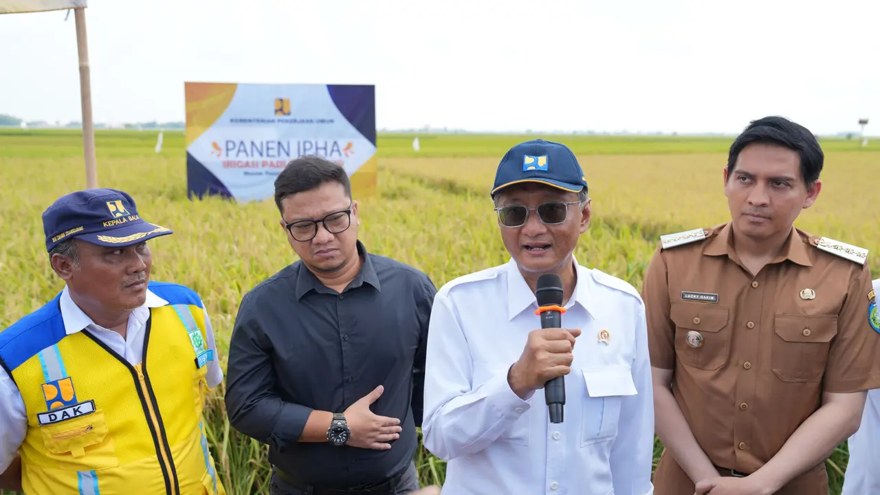Panen Demplot Bersama Petani Indramayu, Menteri PU Dorong Penerapan IPHA untuk Swasembada Pangan