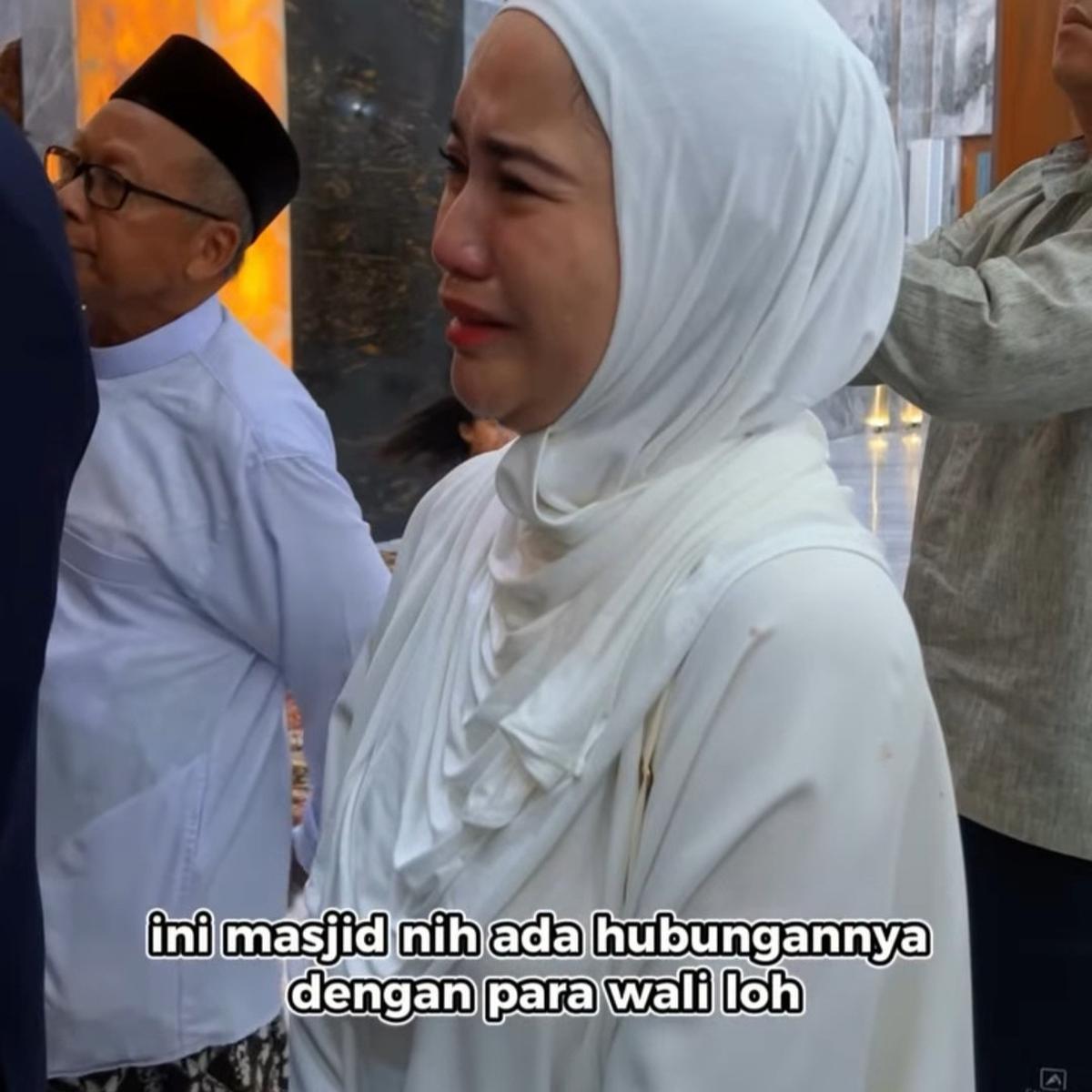 Caca Frederica Menangis di Peresmian Masjid Agung Kendal, Berharap Bisa Salat Tarawih di Sana saat Ramadan