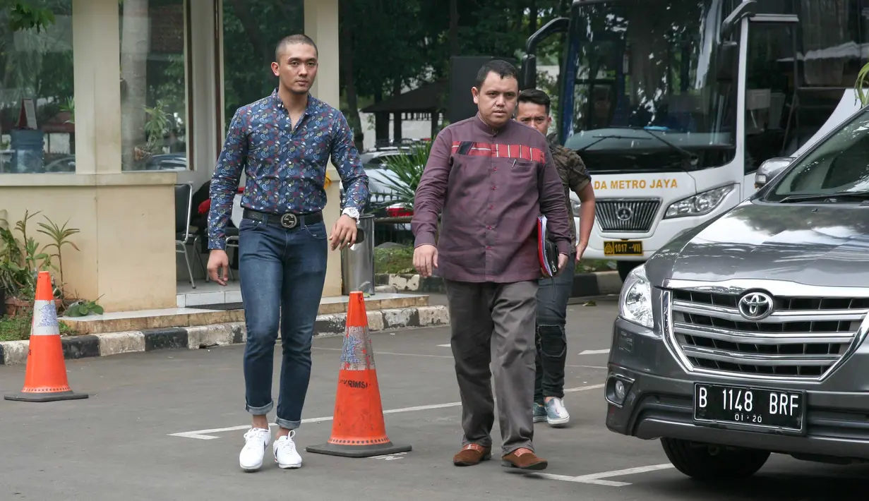 Pemeran dalam film Get Up Stand Up itu tiba di Polda Metro Jaya sekitar pukul 13.50 WIB. Datang dengan celana jean panjang warna biru dengan baju lengan panjang dan sepatu warna putih. (Nurwahyunan/Bintang.com)