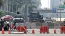 Pembatas beton dan kawat berduri menutup akses menuju Gedung DPR RI di Jalan Gatot Subroto, Jakarta, Kamis (26/9/2019). Pasca demonstrasi mahasiswa dan pelajar selama dua hari, Polisi menutup akses jalan mulai dari simpang Gerbang Pemuda. (merdeka.com/Iqbal S Nugoroho)