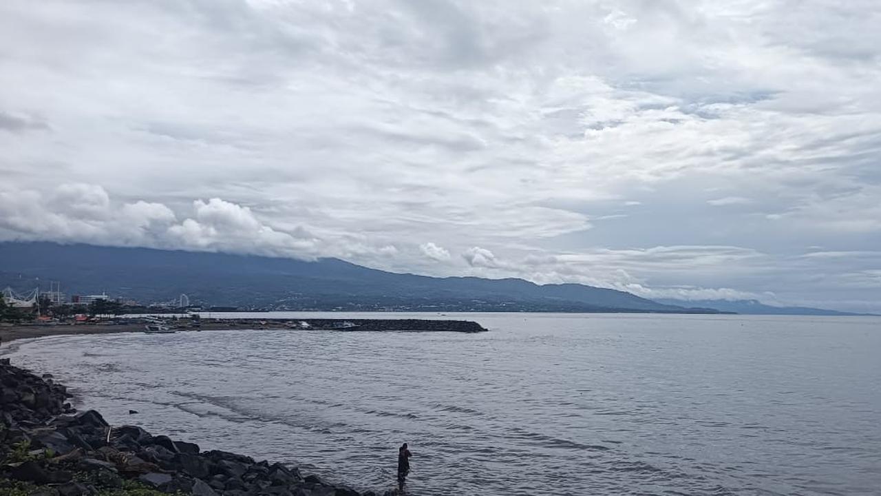 Kondisi perairan di depan Teluk Manado, Sulut.