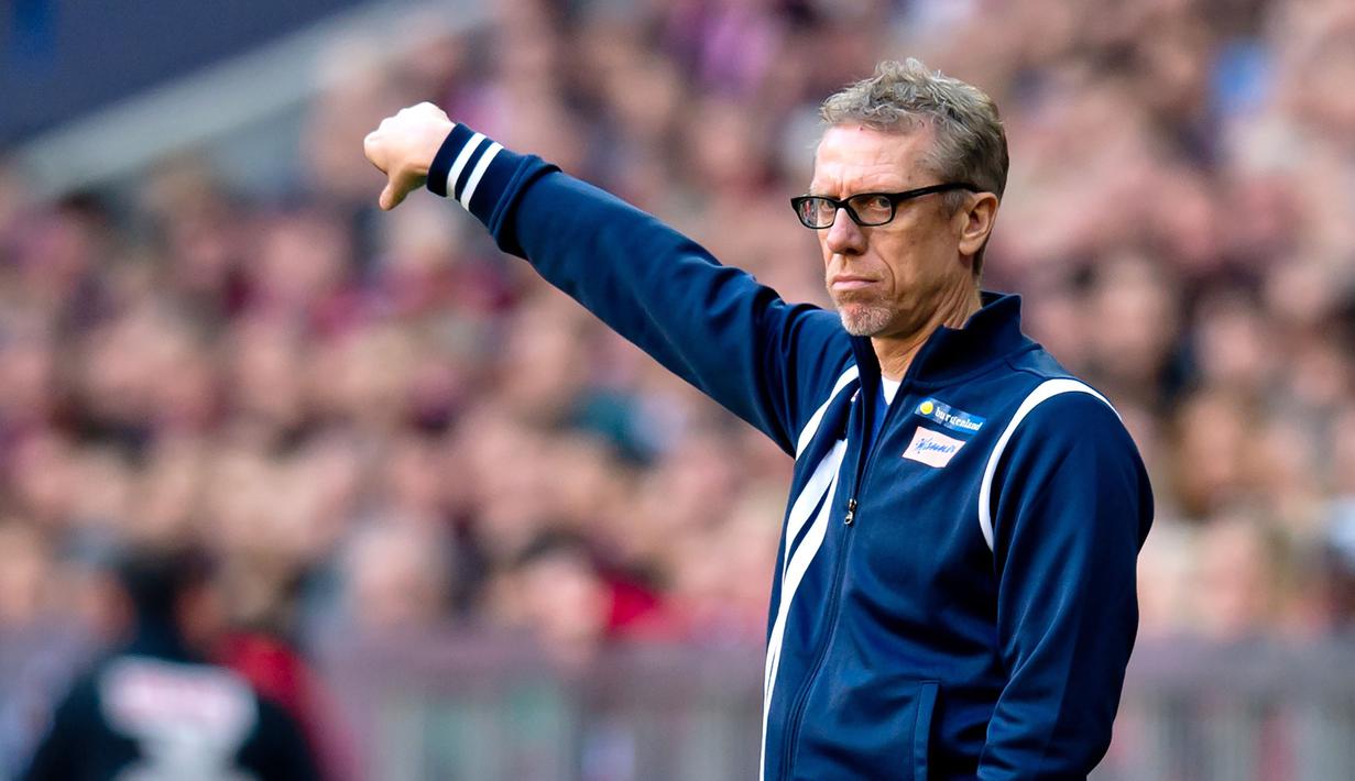 Pelatih FC Koln, Peter Stoeger tampak kecewa usai timnya takluk 0-4 dari Bayern Munchen di Stadion Allianz Arena, Jerman, Sabtu (24/10/2015). (EPA/Sven Hoppe)