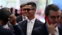 Penyerang Juventus, Cristiano Ronaldo tiba menghadiri acara undian penyisihan grup Liga Champions UEFA dan pemain terbaik Eropa di Forum Grimaldi, Monaco (29/8/2019). Ronaldo tampil keren mengenakan setelan jas hitam berlogo klubnya dan kaca mata CR7. (AP Photo/Daniel Cole)