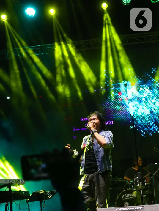 Beberapa kali, Ikang Fawzi mengajak penggemarnya untuk ikut bernyanyi bersama. (Liputan6.com/Helmi Fithriansyah)