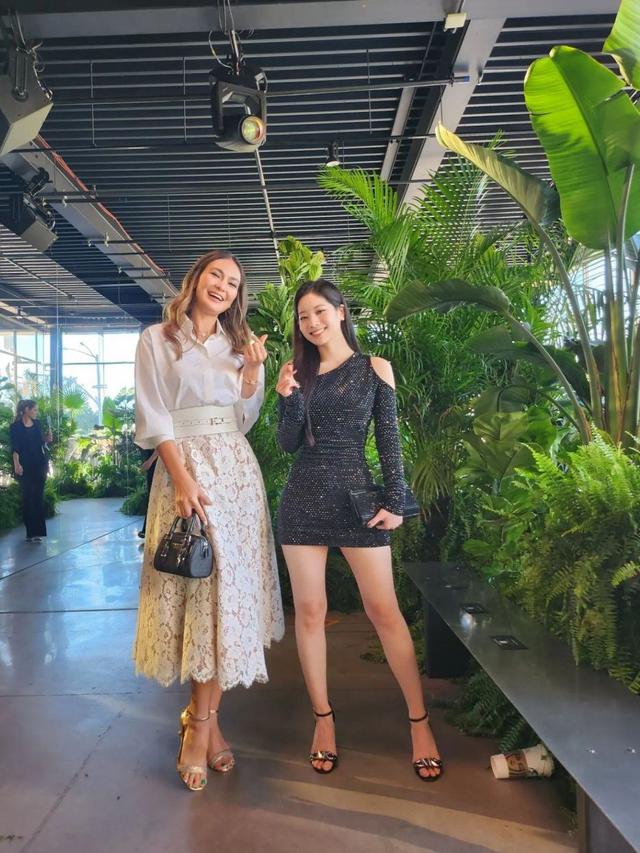 Foto Bareng Dahyun Twice, Ini Potret Luna Maya di Fashion Show Michael Kors