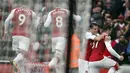 Para pemain Arsenal merayakan gol yang dicetak oleh Sead Kolasinac ke gawang Swansea City pada laga Premier League di Stadion Emirates, Sabtu (28/10/2017). Arsenal menang 2-1 atas Swansea City. (AP/Frank Augstein)