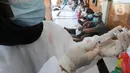 Petugas bersiap menyuntikkan vaksin COVID-19 Sinovac untuk warga Kelurahan Serua di musala Pesantren Nurul Hidayah, Serua, Kota Depok, Jawa Barat, Rabu (22/9/2021). Kegiatan Vaksinasi Merdeka yang diadakan Polda Metro Jaya ini menyisir warga pinggiran Jakarta dan Depok. (merdeka.com/Arie Basuki)