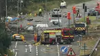 Tim penyelamat dan petugas investigasi berada di lokasi jatuhnya jet Hawker Hunter di Jalan Raya A27, Shoreham, Inggris, Minggu (23/8/2015). Pesawat yang tengah mengikuti Shoreham Airshow tersebut menewaskan sedikitnya tujuh orang.(REUTERS/Luke MacGregor)