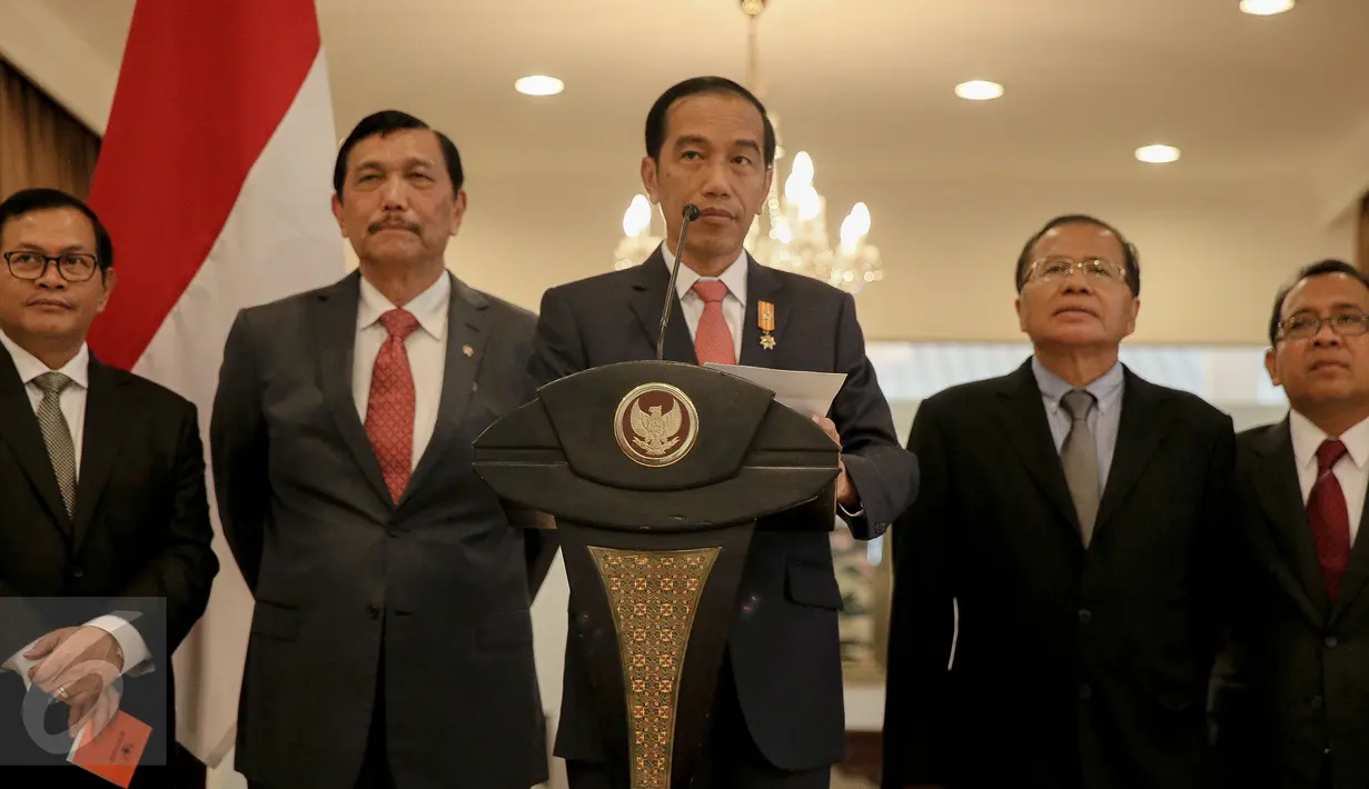 Presiden Jokowi memberikan keterangan pers setibanya dari Paris di Bandara Halim Perdanakusuma, Jakarta Timur, Rabu (2/12). Presiden dan rombongan tiba usai hadiri pertemuan pemimpin negara pada KTT perubahan iklim di Paris. (Liputan6.com/Faizal Fanani)
