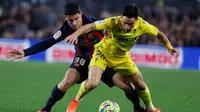 Pemain Barcelona Angel Alarcon (kiri) berebut bola dengan pemain Cadiz Iza Carcelen pada pertandingan sepak bola Liga Spanyol di Stadion Camp Nou, Barcelona, Spanyol, 19 Februari 2023. Barcelona mengalahkan Cadiz dengan skor 2-0. (AP Photo/Joan Monfort)