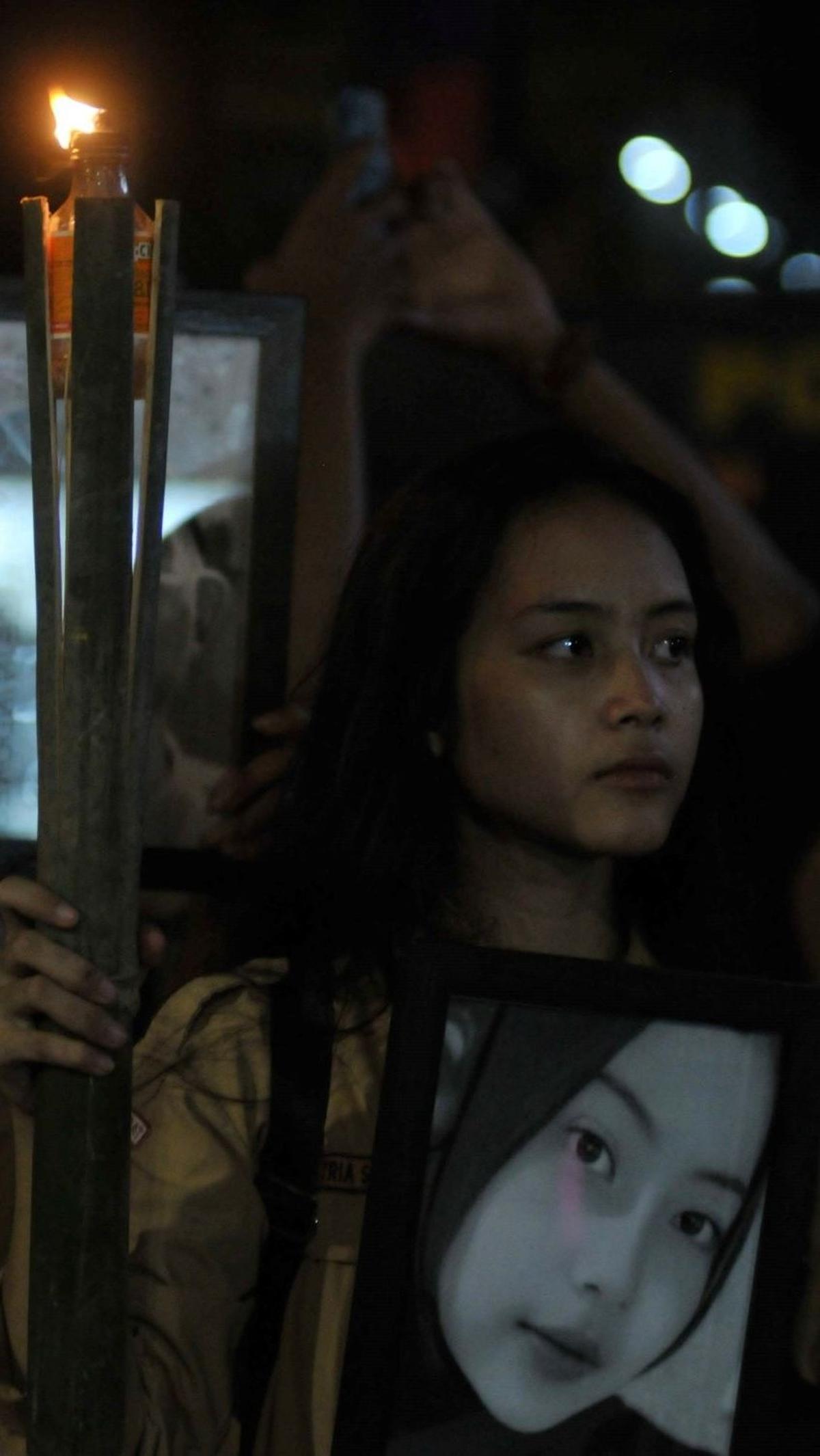 Mulai dari menyalakan lilin hingga membawa obor mereka lakukan sebagai bentuk solidaritas untuk mengenang para korban. Foto: merdeka.com / Imam Buhori