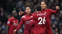 Para pemain Liverpool merayakan gol yang dicetak Roberto Firmino ke gawang Manchester City pada laga Premier League di Stadion Etihad, Manchester, Kamis (4/1). City menang 2-1 atas Liverpool. (AFP/Paul Ellis)