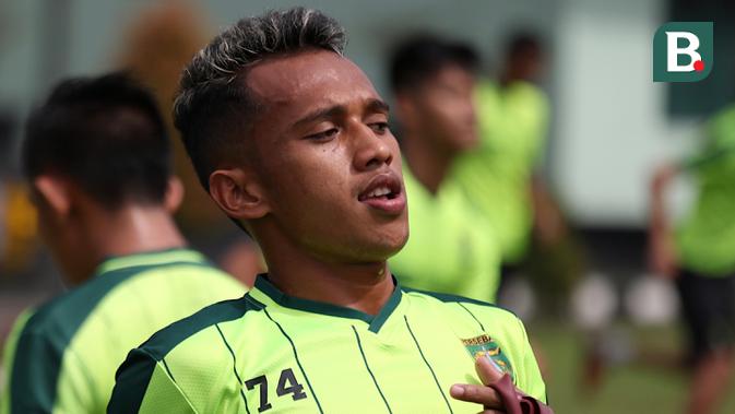 Manuchehr Jalilov Dan Irfan Jaya Cedera Saat Persebaya Uji Coba Indonesia Bola Com