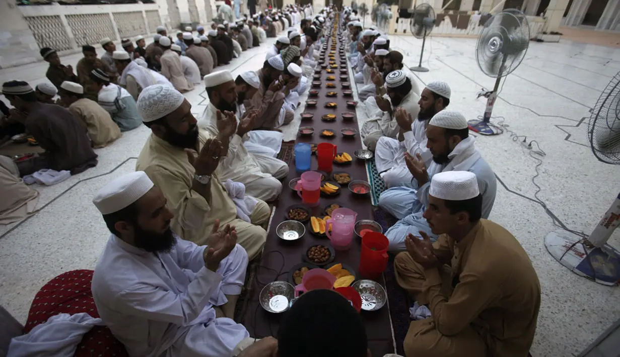 Sejumlah kaum muslim berdoa bersama jelang waktu berbuka puasa di sebuah masjid di Peshawar, Pakistan, (29/6/2014). (REUTERS/Fayaz Aziz)