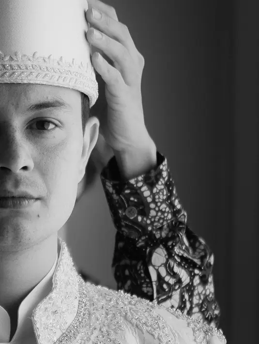 Sementara itu, Tavan tampil gagah dengan baju putih lengkap dengan kopiah.