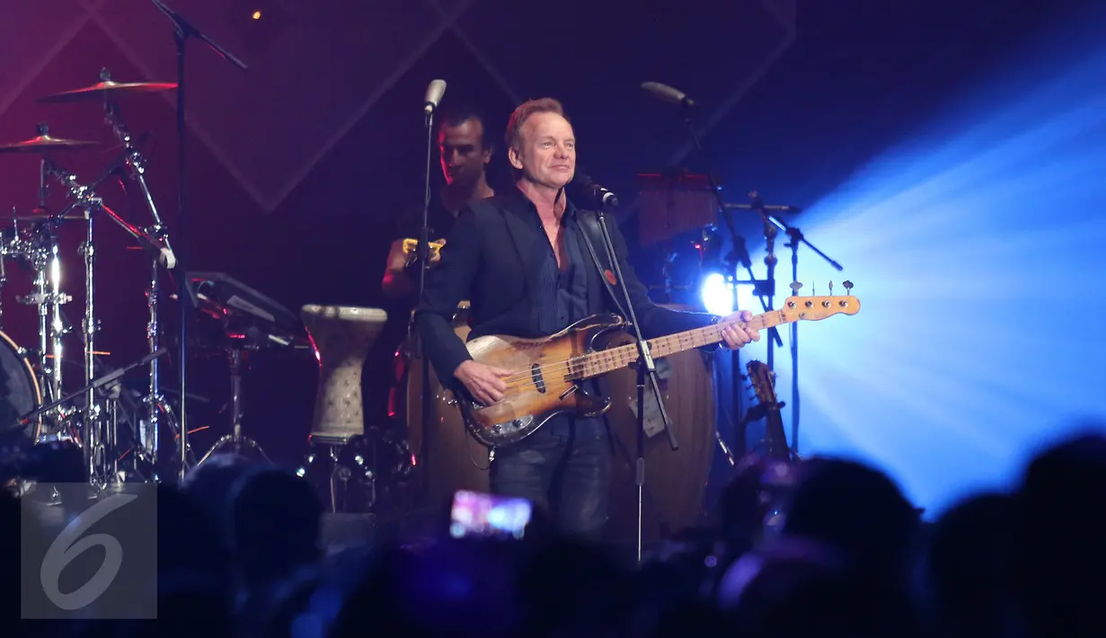 Musisi asal Inggris Sting tampil dengan gitar bas-nya pada hari terakhir pagelaran Java Jazz Festival 2016 di BNI Hall, JIEXPO Kemayoran, Jakarta, Minggu (6/3). Penampilan Sting mampu menutup acara JJF 2016 dengan manis. (Liputan6.com/Herman Zakharia)