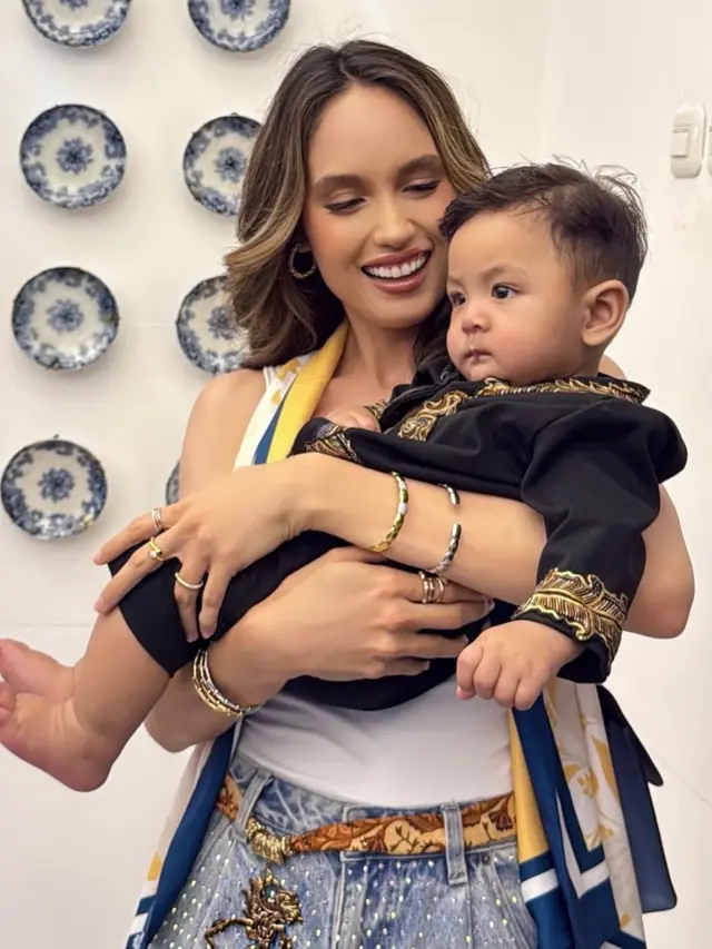 Cinta Laura saat Hadir Tedak Siten Putra Erika Carlina mengenakan belt batik. [@claurakiehl]