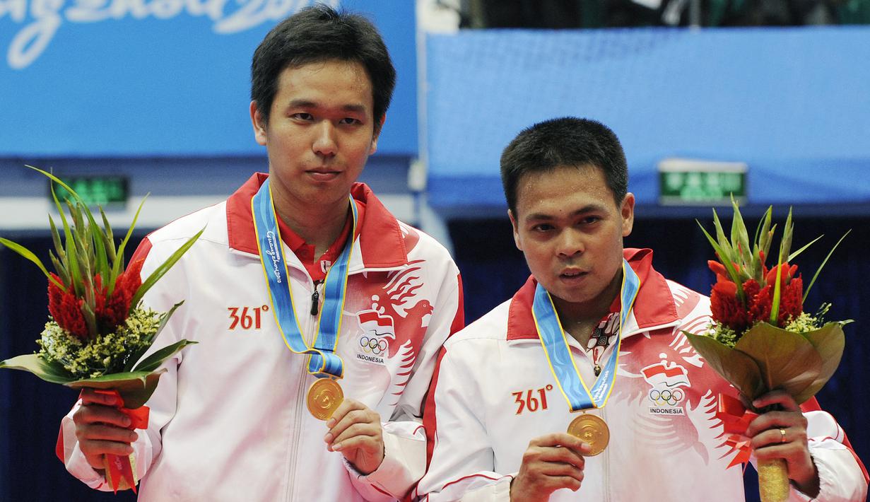 Medali emas Ganda Putra Asian Games 2010. Dalam partai final yang digelar di Guangzhou, Cina, Markis Kido/Hendra Setiawan mengalahkan pasangan Malaysia, Koo Kien Keat/Tan Boon Heong. (Foto: AFP/Liu Jin)