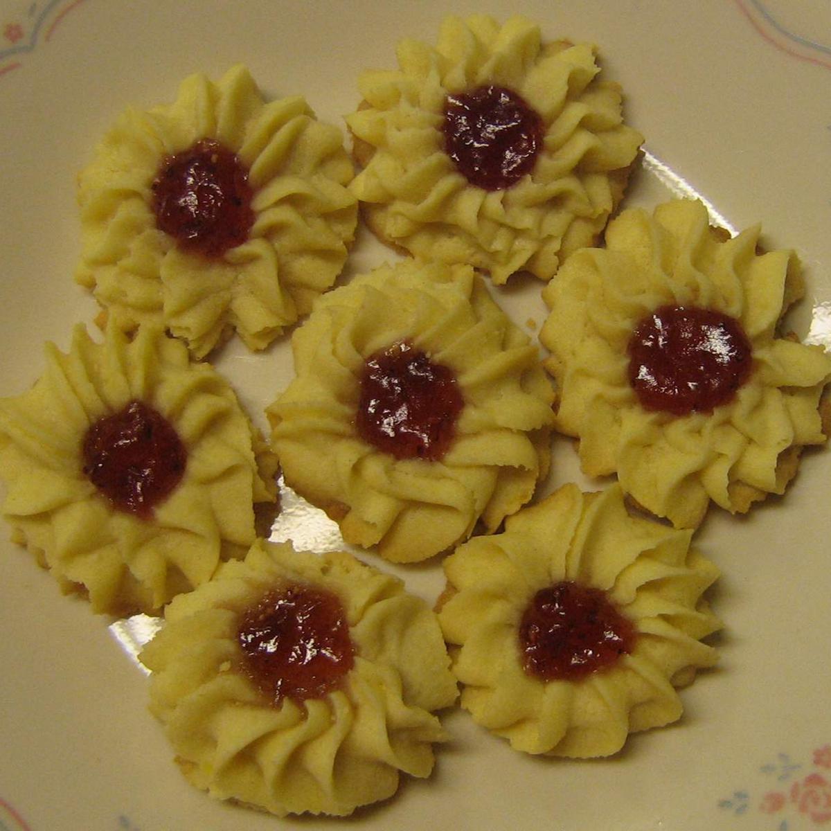 ilustrasi kue dahlia mawar