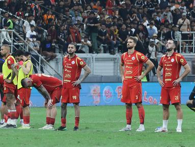 Pemain Persija Jakarta tampak kecewa setelah hanya mampu bermain imbang kontra Dewa United pada pertandingan tunda pekan ke-25 BRI Super League 2025/2026 di Jakarta International Stadium (JIS), Minggu (15/03/2026) malam WIB. (Bola.com/M Iqbal Ichsan)