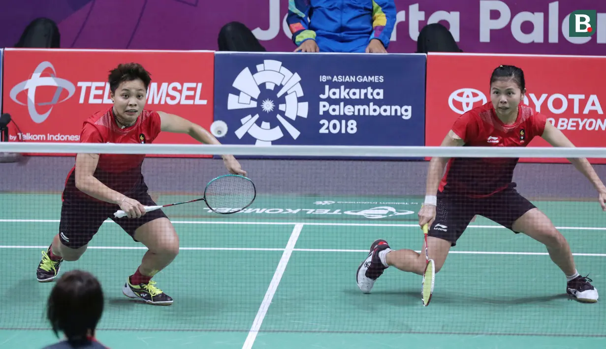 Pasangan Indonesia, Greysia Polii/Apriyani Rahayu saat melawan wakil Jepang, Yuki Fukushima/Sayaka Hirota pada Asian Games di Istora, Jakarta, Selasa (21/8/2018). Polii/Apriyani takluk dengan skor 21-13, 21-12. (Liputan6.com/Helmi Fithriansyah)