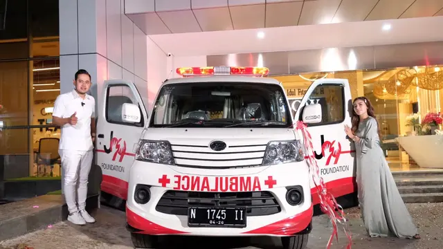 Gilang Widya Pramana menyumbang Ambulance