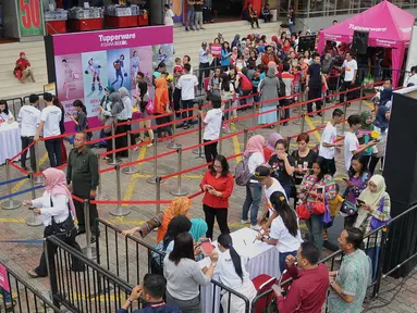 Warga mengantre mendapatkan Tupperware gratis di Jakarta, Selasa (12/4). 2500 Tupperware dibagikan secara gratis sebagai dukungan untuk membangun pola hidup sehat, hemat, dan ramah lingkungan melalui kebiasaan membawa bekal. (Liputan6.com/Gempur M Surya)