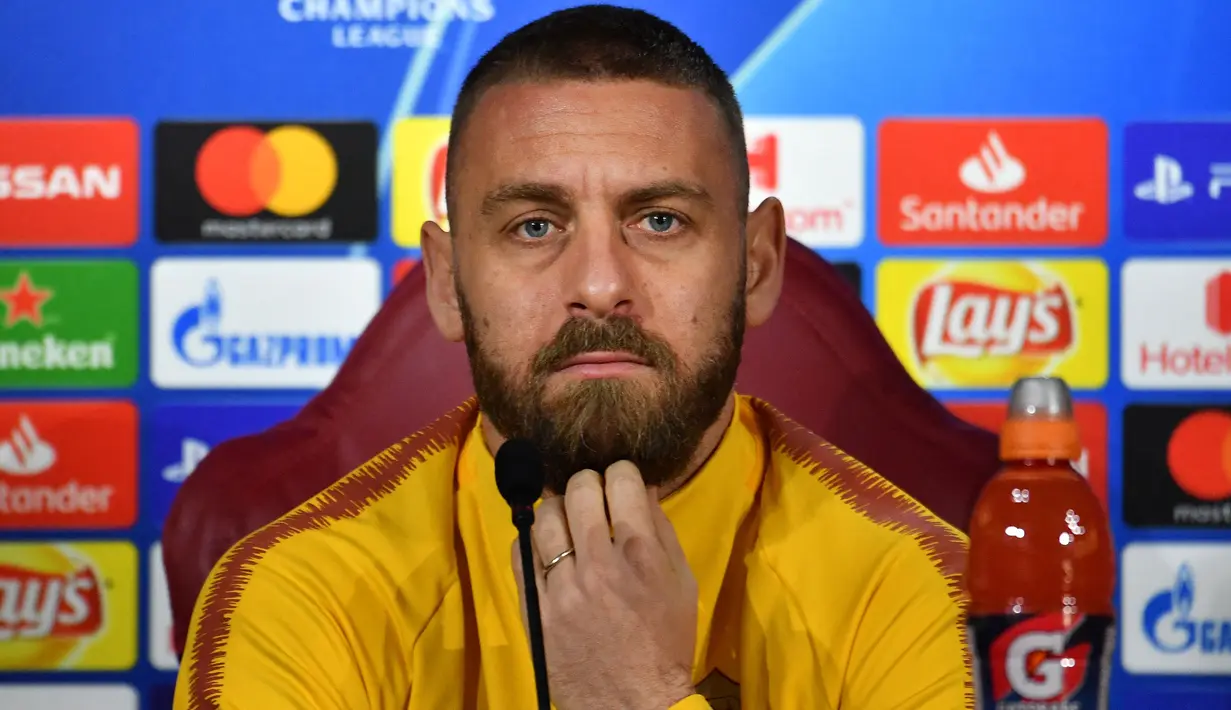 Daniele De Rossi. Daniele De Rossi yang pensiun sebagai pemain pada Januari 2020 bersama Boca Juniors menjadi pelatih teranyar AS Roma yang berstatus mantan pemain AS Roma. Ia baru saja ditunjuk manajemen AS Roma menggantikan Jose Mourinho yang dipecat sejak 16 Januari 2024. Bersama AS Roma yang dibelanya selama 18 tahun mulai 2001/2002 hingga 2018/2019 ia total tampil dalam 616 laga di semua kompetisi dengan torehan 63 gol dan 60 assist, serta sukses mempersembahkan dua gelar Coppa Italia pada 2006/2007 dan 2007/2008 serta 1 gelar Supercoppa Italiana 2007. (AFP/Andreas Solaro)