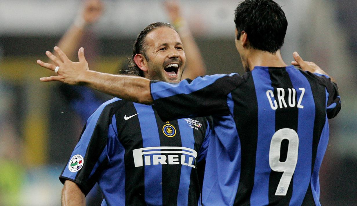 Sinisa Mihajlovic. Bek berusia 52 tahun yang kini menjabat manajer tim Bologna ini pernah memperkuat AS Roma, Sampdoria, Lazio dan Inter Milan di Liga Italia. Total dua Scudetto diraihnya masing-masing bersama Lazio pada 1999/2000 dan bersama Inter Milan pada 2005/2006. (AFP/Paco Serinelli)