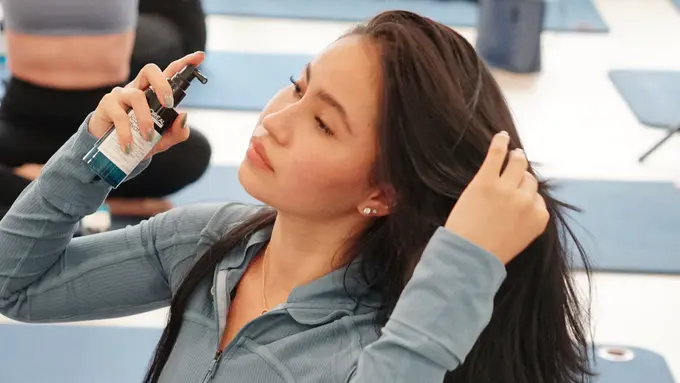 Cuaca Panas Bikin Rambut Lepek dan Bau? Ternyata Ini Penyebabnya