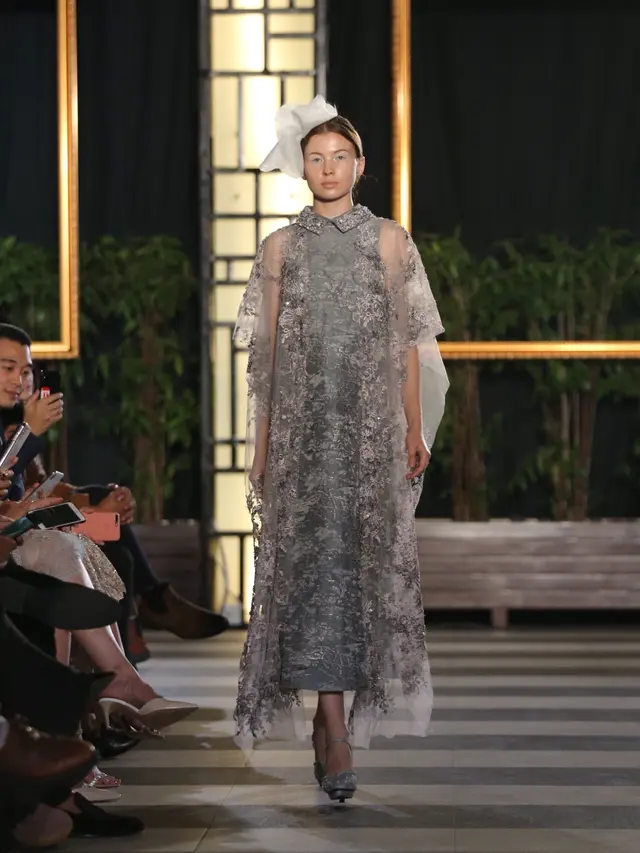 Koleksi busana Ronauli Liu