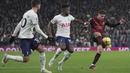Penyerang Manchester City Julian Alvarez mengontrol bola dibayangi gelandang Tottenham Hotspur Ryan Sessegnon pada pekan ke-22 Liga Inggris 2022/2023 di Tottenham Hotspur Stadium, Minggu malam WIB (5/2/2023). Harry Kane menjadi pahlawan kemenangan Tottenham usai mencetak gol satu-satunya pada pertandingan tersebut. (AP Photo/Kin Cheung)