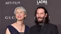 Keanu Reeves tampil di acara LACMA Art + Film Gala yang digelar oleh GUCCI sambil menggandeng tangan Alexandra Grant. (Sumber: Nine.celebrity)