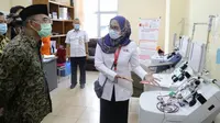 Menko PMK Muhadjir Effendy mengajak para penyintas COVID-19 yang telah sembuh dari COVID-19 untuk melakukan donor plasma konvalesen saat berkunjung ke Markas PMI DKI Jakarta, Rabu (13/1/2021). (Dok Kemenko PMK)