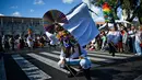 Anggota Los Touros y Los Guirrios De Velilla De La Reina mengenakan kostum lengkap dengan atributnya melakukan tarian saat mengikuti International Festival of the Iberian Mask ke-12 di Belem, Lisbon, Portugal (5/6). (AFP Photo/Patricia De Melo Moreira)