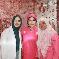 Oki Setiana Dewi bawa ibunda jalani terapi stem cell (Istimewa)
