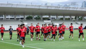 Sejumlah pemain Timnas Indonesia U-22 melakukan latihan perdana menjelang SEA Games 2025 di Stadion Madya, Kompleks Stadion Utama Gelora Bung Karno (SUGBK), Senayan, Jakarta, Selasa (11/11/2025). Sebanyak 33 pemain mengikuti sesi tersebut untuk selanjutnya diseleksi menjadi 23 pemain sebelum dibawa ke Thailand. (Bola.com/Bagaskara Lazuardi)