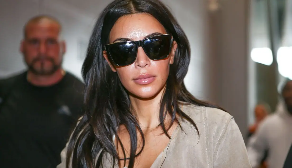 Dilansir dari Cosmopolitan, Kim Kardashia mengaku beruban karena Kaye West. (Getty Images-Aceshowbiz)