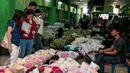 Warga memilih bunga di Pasar Bunga Rawa Belong, Jakarta, Selasa (14/2). Saat Hari Valentine penjualan jenis bunga yang dipasarkan seharga Rp35 ribu hingga Rp800 ribu mengalami kelonjakan hingga 20 persen dari harga biasanya. (Liputan6.com/Gempur M Surya)