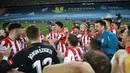 Para pemain Athletic Bilbao berselebrasi saat merayakan kemenangan trofi Piala Super Spanyol usai mengalahkan Barcelona di stadion La Cartuja di Seville, Senin (18/1/2021). (AFP/RFEF/Pablo Garcia)