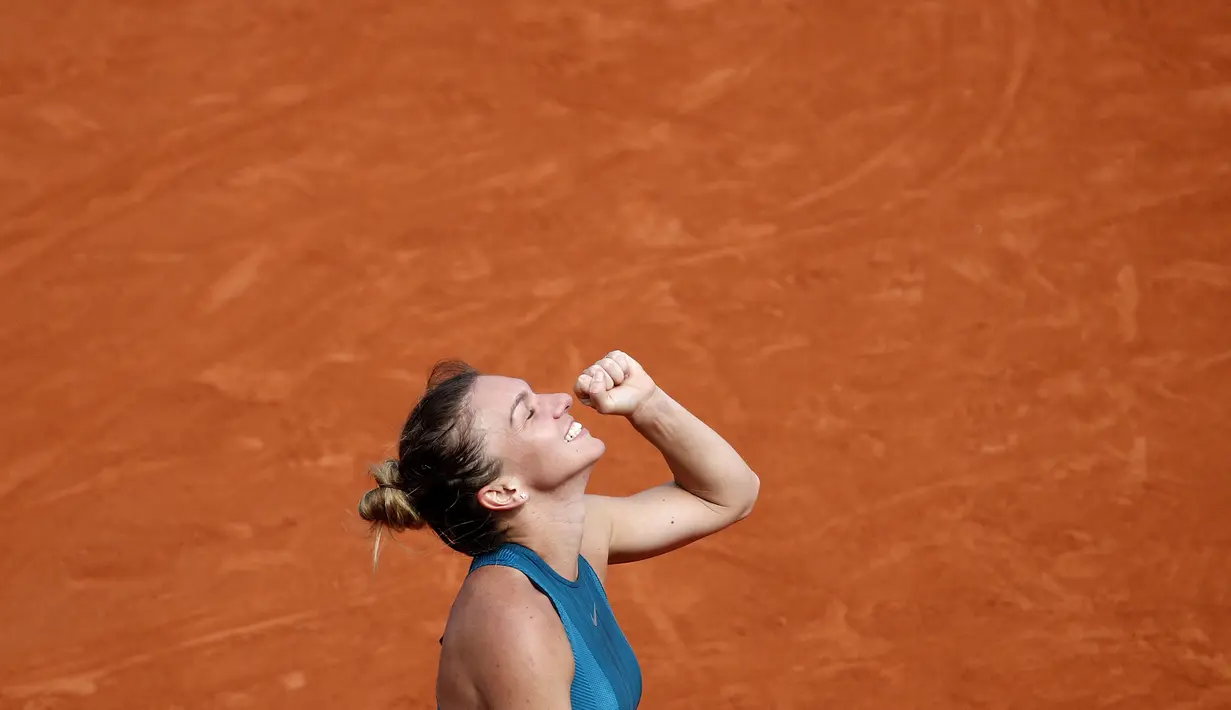 Kegembiraan Simona Halep saat kalahkan Sloane Stephens pada final Prancis Terbuka 2018 di Roland Garros stadium, Paris, Prancis, (9/6/2018). Simona menang 3-6, 6-4, 6-1. (AP/Christophe Ena)