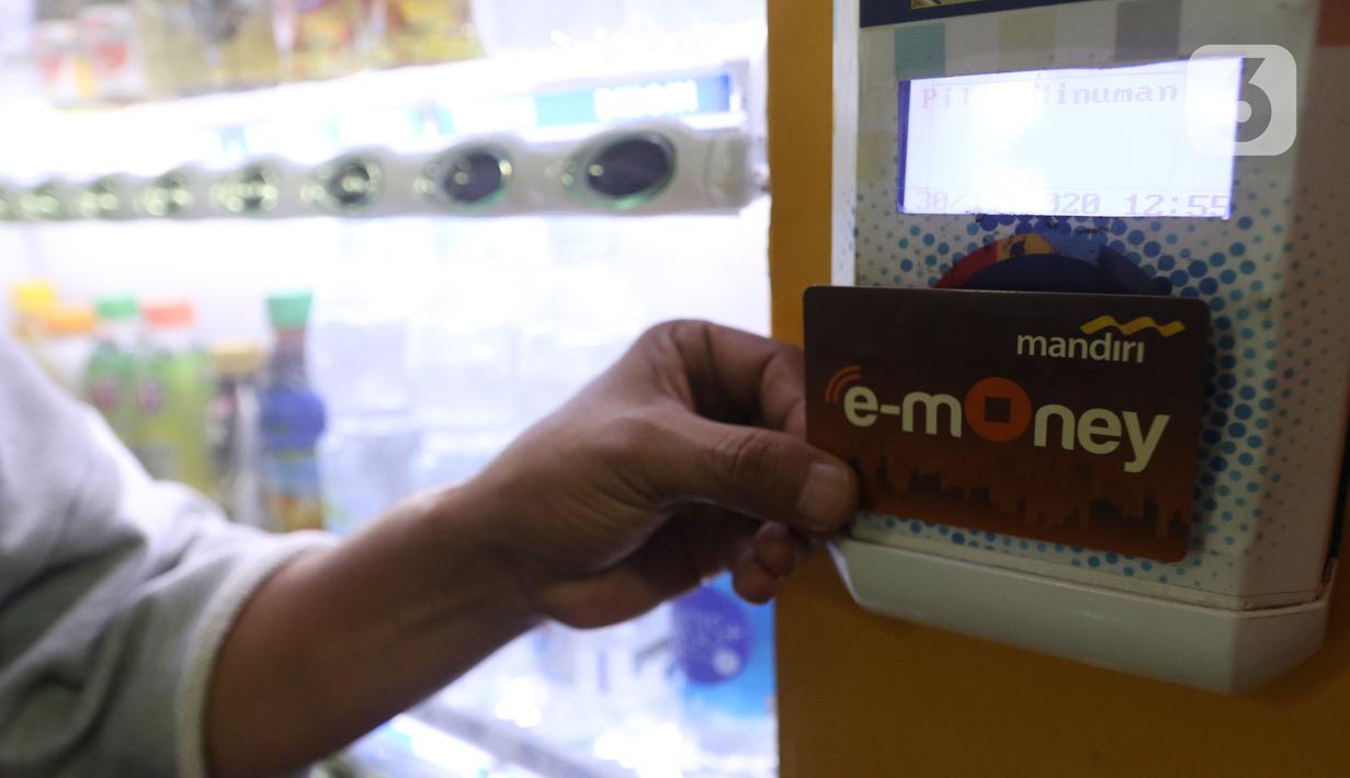 Konsumen bertransaksi dengan uang elektronik di Jakarta, Rabu (2/12/2020). Saat ini frekuensi transaksi mandiri e-money telah menembus 650 juta transaksi dengan nilai yang mencapai Rp10 triliun pada Januari-September 2020 lalu. (Liputan6.com/Angga Yuniar)